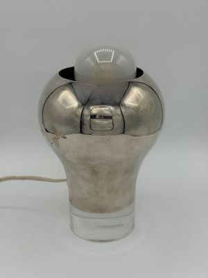 une lampe posée sur une table