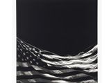 une photo en noir et blanc d'un drapeau américain sur fond noir