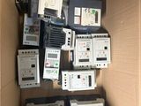 de nombreux appareils électroniques dans une boîte à l'intérieur d'une autre boîte