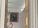un homme se prenant en photo dans un miroir