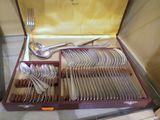 une boîte contenant un service d'argenterie
