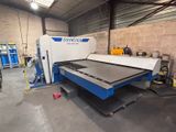 une grande machine installée dans un bâtiment