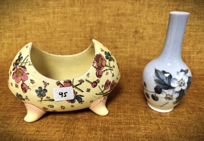 deux vases posés l'un à côté de l'autre sur une table