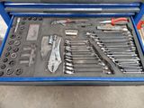 une boîte à outils bleue avec des outils sur le sol