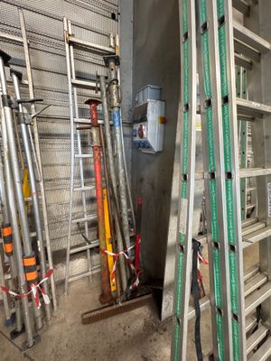 many ladders that are lined up in a room