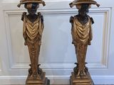 paire de figurines anciennes en bronze représentant des femmes coiffées de chapeaux