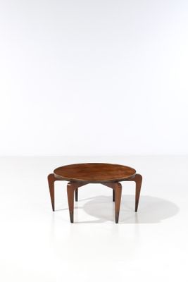une image représentant une petite table avec un plateau en bois posée sur une surface blanche
