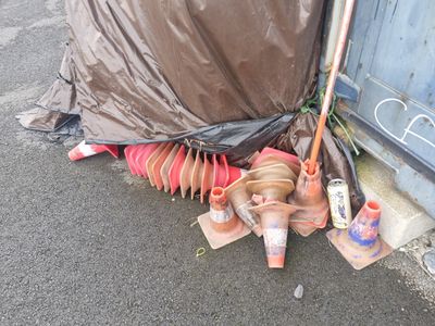 Lot divers comprenant cônes, "piquets", paille sous bâche et pneus