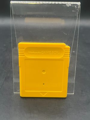 une image représentant un boîtier de jeu Nintendo jaune posé sur une table