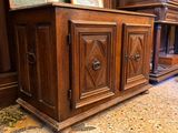 une armoire en bois surmontée d'un miroir