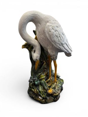 un oiseau blanc perché sur une souche d'arbre