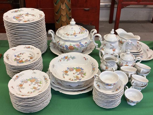 Partie de service de table en porcelaine allemande à décor de gui...