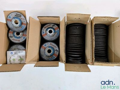 plusieurs boîtes contenant différents types de meules