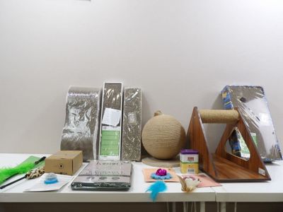 une table blanche sur laquelle sont posés tout un tas d'objets