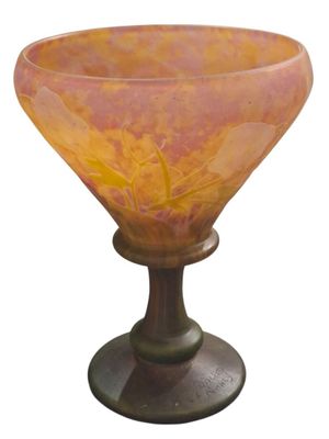 un saladier en verre posé sur un socle