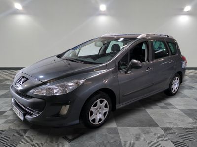 la photo d'une voiture grise garée dans un garage