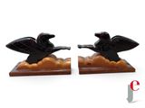 paire de serre-livres en forme d'aigle, noirs et dorés, sur socle en bois