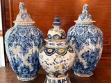 trois vases bleus et blancs posés sur une table