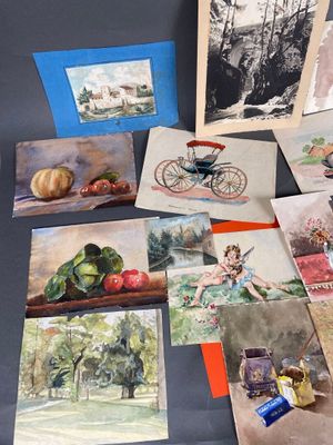 un lot de cartes posées sur une table