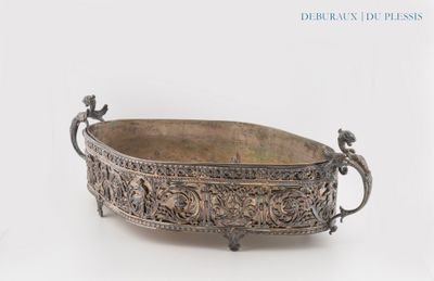 un plat ancien en argent avec des poignées, sur fond blanc