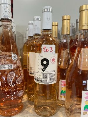 Des bouteilles de vin sont alignées sur le comptoir d'un magasin