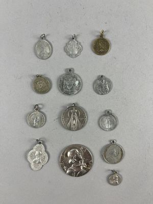 plusieurs types différents de pièces d'argent et d'or sur un fond blanc