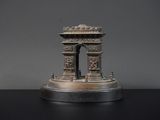 une petite statue représentant un bâtiment, posée sur une table