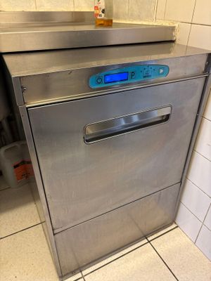 un lave-vaisselle en acier inoxydable dans un coin de la cuisine
