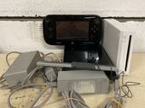 une console Nintendo Wii posée sur une table