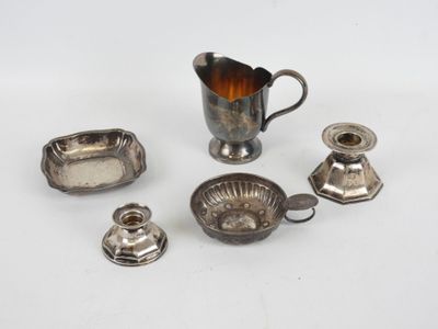un assortiment d'objets en argent, comprenant notamment une cruche, un bougeoir et d'autres objets