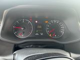 un gros plan du tableau de bord d'une voiture, avec un compteur de vitesse et des jauges