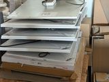 une pile de cartons et un tas de matériel électronique