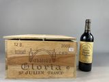 une boîte en bois avec une bouteille de vin à côté