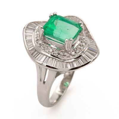 bague en émeraude et diamant sur fond blanc