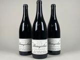 trois bouteilles de vin posées l'une à côté de l'autre sur une table