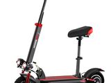 un scooter rouge et noir avec une selle noire sur fond blanc