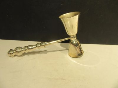 une tasse et une cuillère en argent posées sur une table