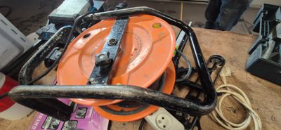 quelqu'un travaille sur une machine posée sur une table
