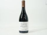 une bouteille de vin posée sur une table