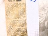 un morceau de papier sur lequel figure la photo d'un homme