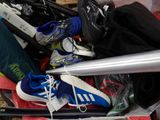 une pile de skis et d'autres équipements de sport dans une valise