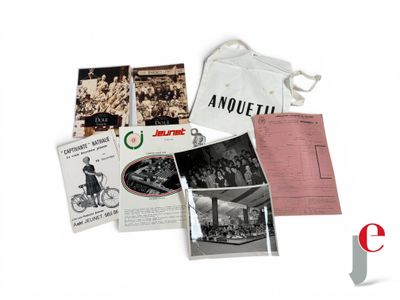 un sac avec des photos de personnes dessus et un sac avec des photos de personnes dessus
