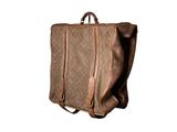 sac à dos en cuir marron sur fond blanc, avec un fond blanc