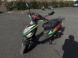 un scooter garé dans un parking