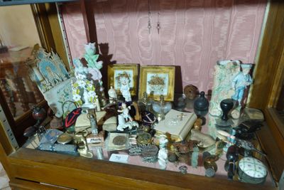 une vitrine en verre contenant de nombreux objets