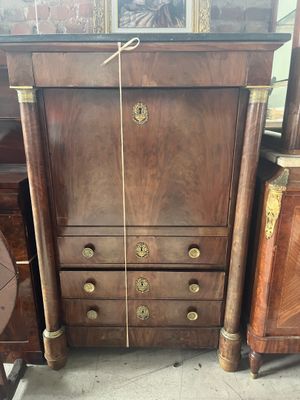 plusieurs meubles, dont une commode et une horloge