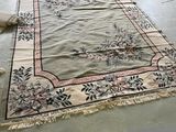 un tapis posé au sol sur lequel on travaille actuellement