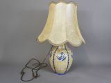 une lampe posée sur une table et munie d'un abat-jour