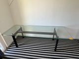 une table en verre avec un tapis rayé noir et blanc
