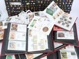 beaucoup de timbres et de chemises posés sur une table